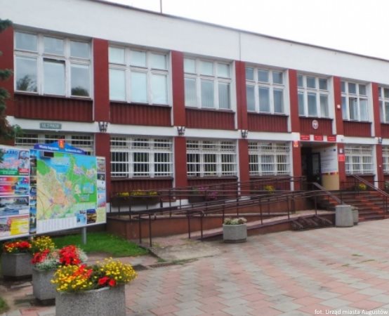 UM Augustów: Rusza remont kolejnej szkoły i dwóch przedszkoli. Burmistrz  podpisał umowy