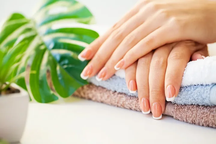 Minimalistyczne zdobienia hybrydowe – proste pomysły na stylowy manicure
