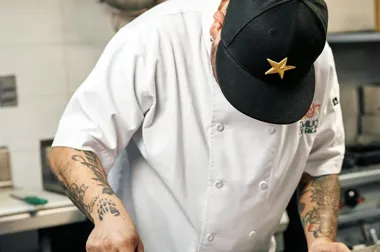 Profesjonalne garnki i patelnie w gastronomii – czym różnią się od sprzętu domowego