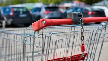 Wózek pełen towaru, potem zarzuty dla dwóch mężczyzn z Augustowa