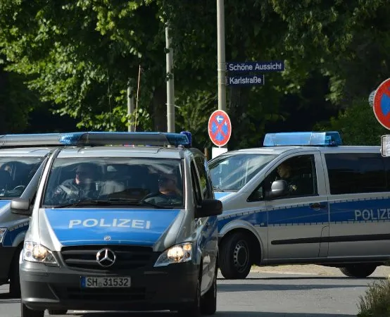 Harcerze uczą się bezpieczeństwa podczas gry terenowej z policją i służbami w Augustowie