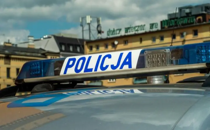 24-latek z Augustowa rozbił szyby auta byłej partnerki. Użył butelki