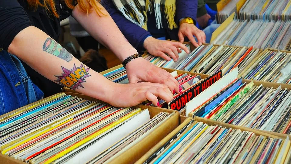 Grafika promocyjna wydarzenia Winylowa wyprzedaż z muzycznymi dodatkami w Augustowie