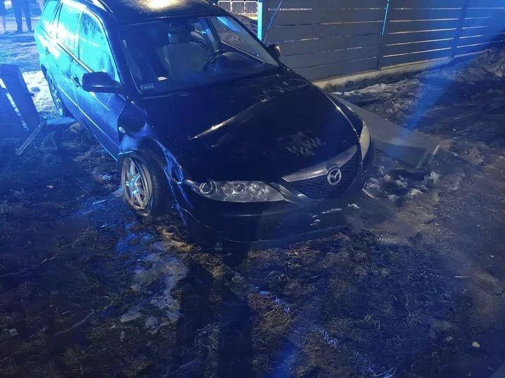 Ponad dwa promile - 24-latek wjechał w ogrodzenie firmy w Augustowie