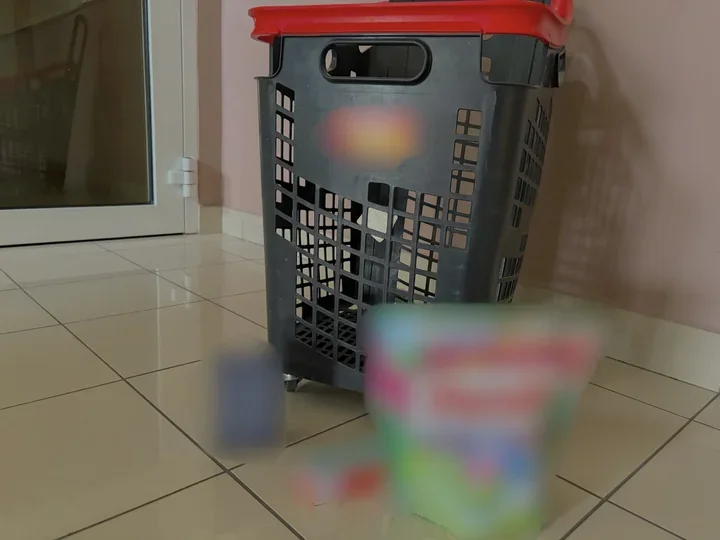 Kosmetyki i alkohol za 930 zł - zatrzymane dwie kobiety, w mieszkaniu znaleziono substancję