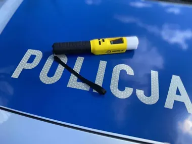 Prawie dwa promile na rowerze. Wjechał na przejście i uderzył w Opla