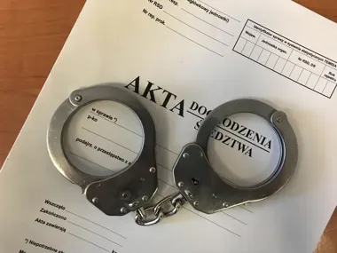 Nocna interwencja w piwnicy w Augustowie. Na stole amfetamina i mefedron