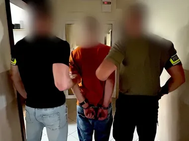 Kamera przerwała włamanie do garażu. 33-latek usłyszał cztery zarzuty