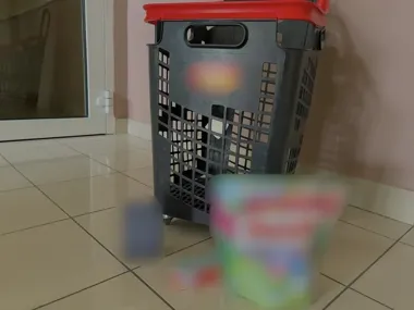 Kosmetyki i alkohol za 930 zł - zatrzymane dwie kobiety, w mieszkaniu znaleziono substancję