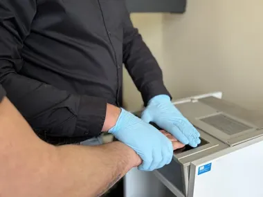 Próbował wyważyć drzwi marketu - chwilę później wpadł z amfetaminą