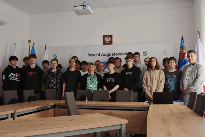 Uczniowie zajrzeli do starostwa. Tak wyglądała lekcja o samorządzie